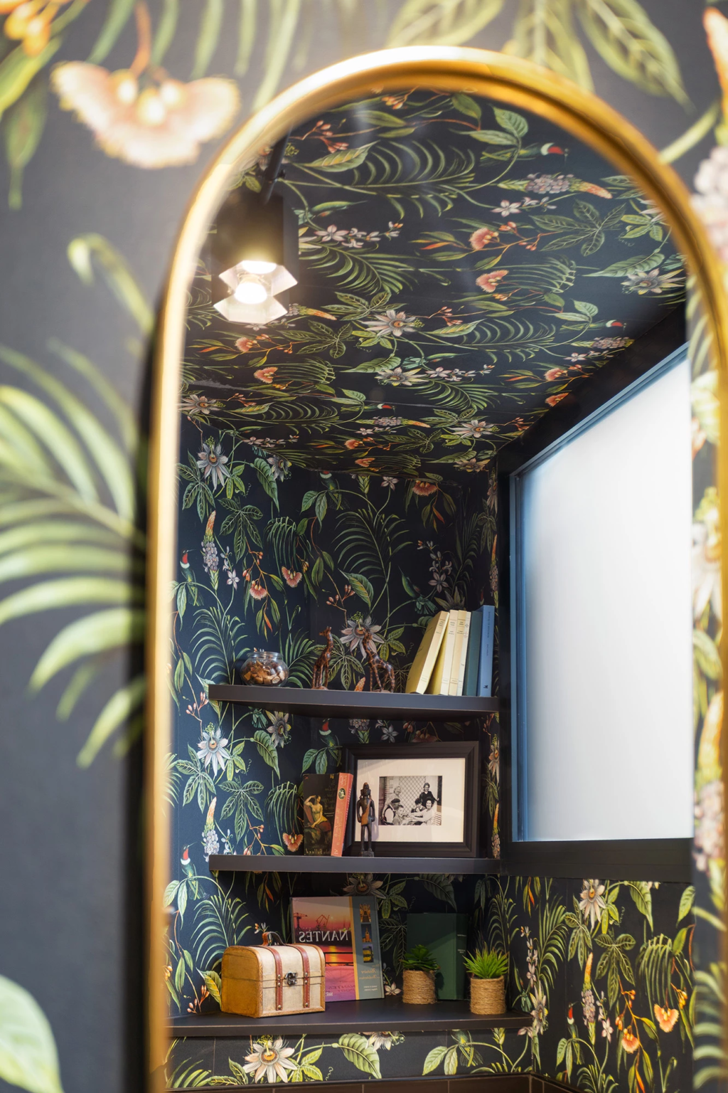 Niche murale avec papier peint végétal et étagères décorées