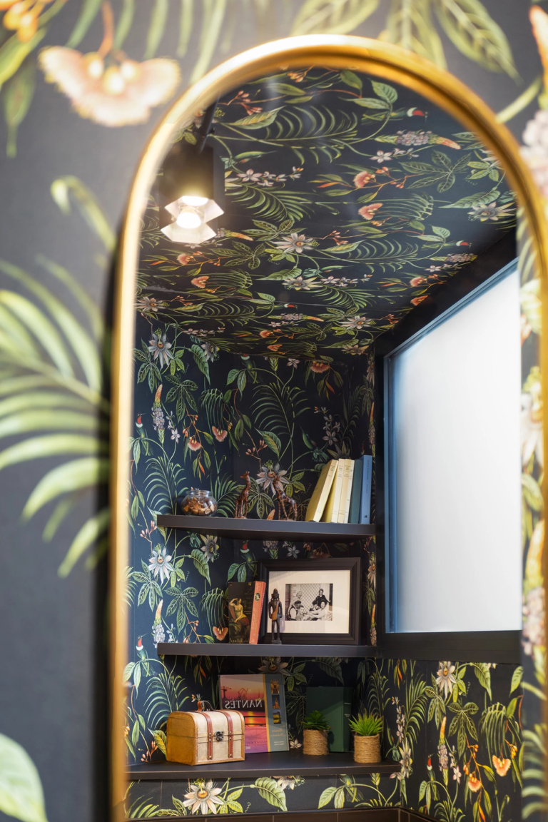 Niche murale avec papier peint végétal et étagères décorées