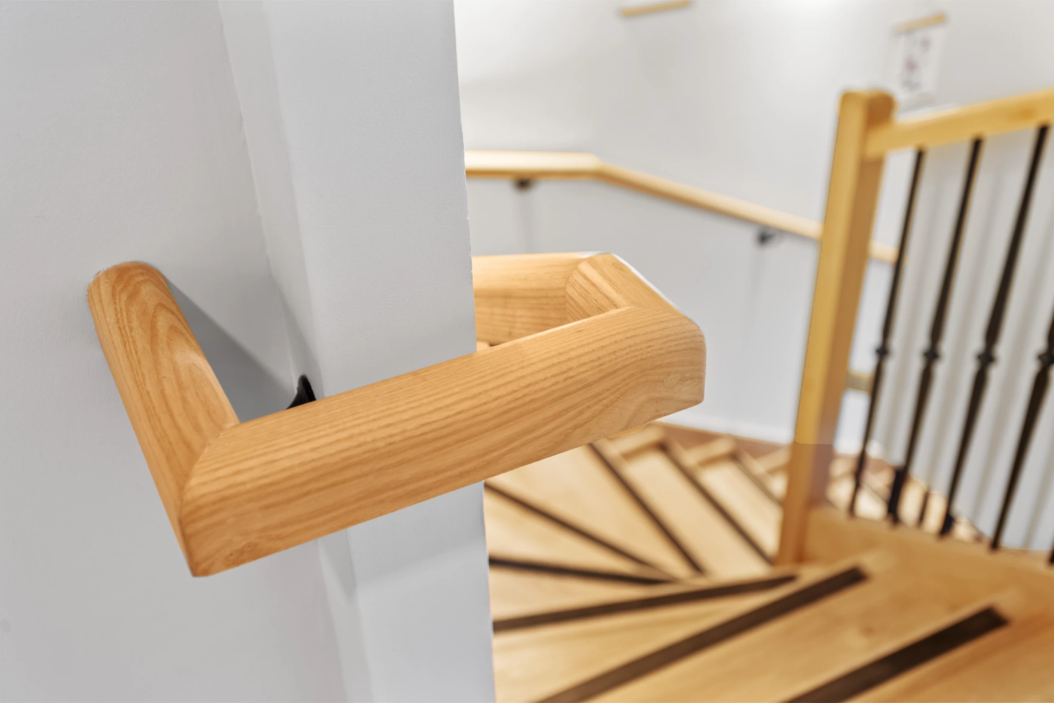 Détail de rampe d’escalier en bois clair
