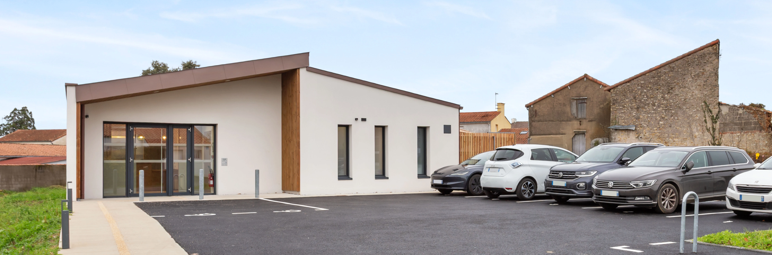 Bâtiment médical moderne avec parking et voitures stationnées