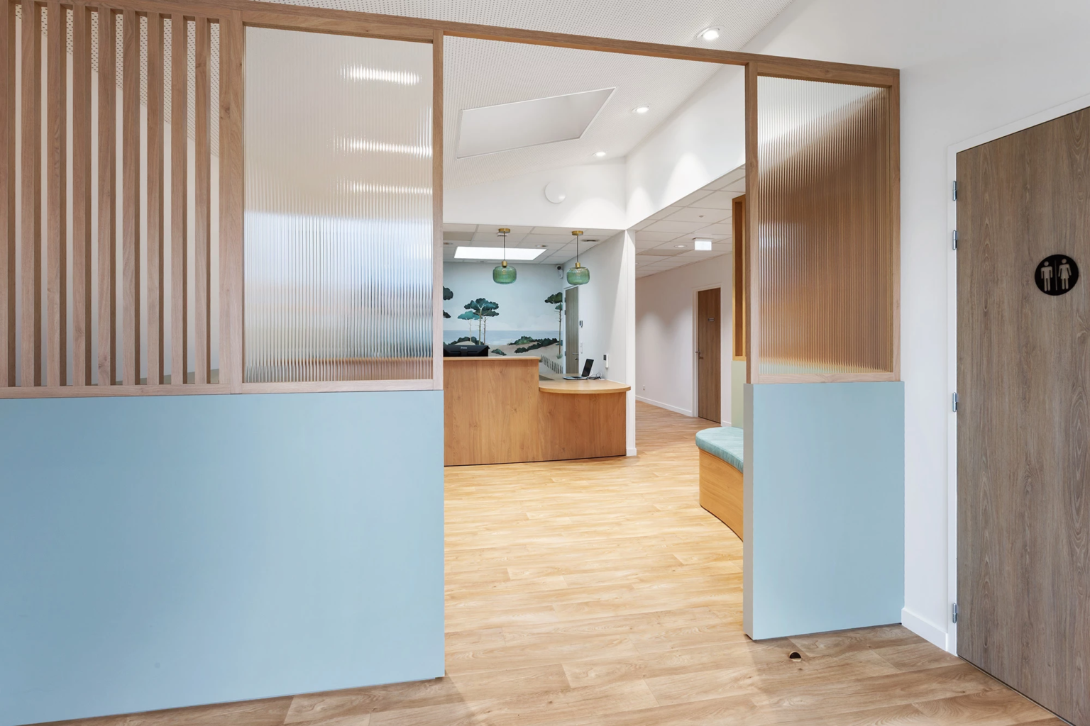 Accueil avec cloison bois ajourée et comptoir