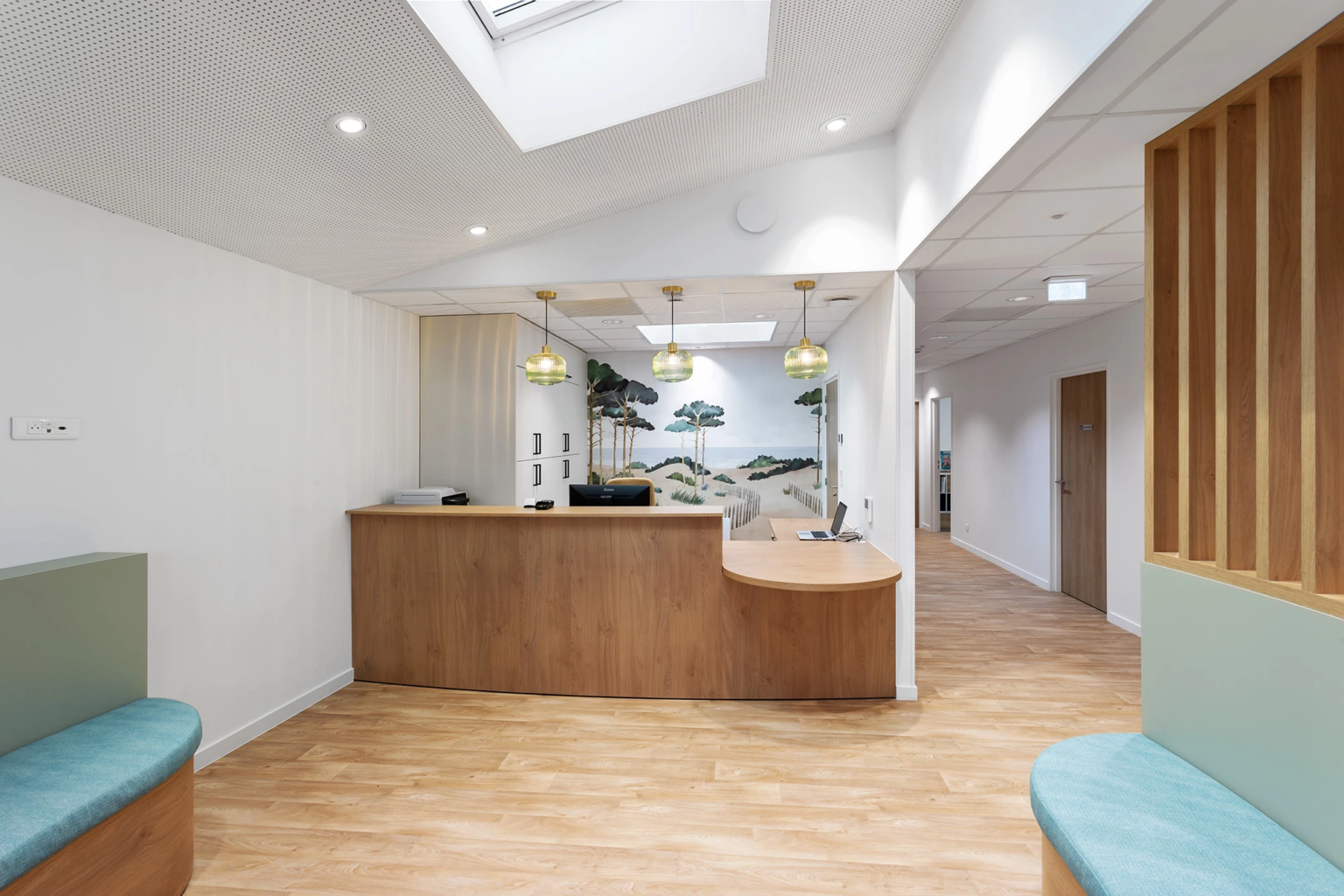 Accueil lumineux avec comptoir bois et suspension verte