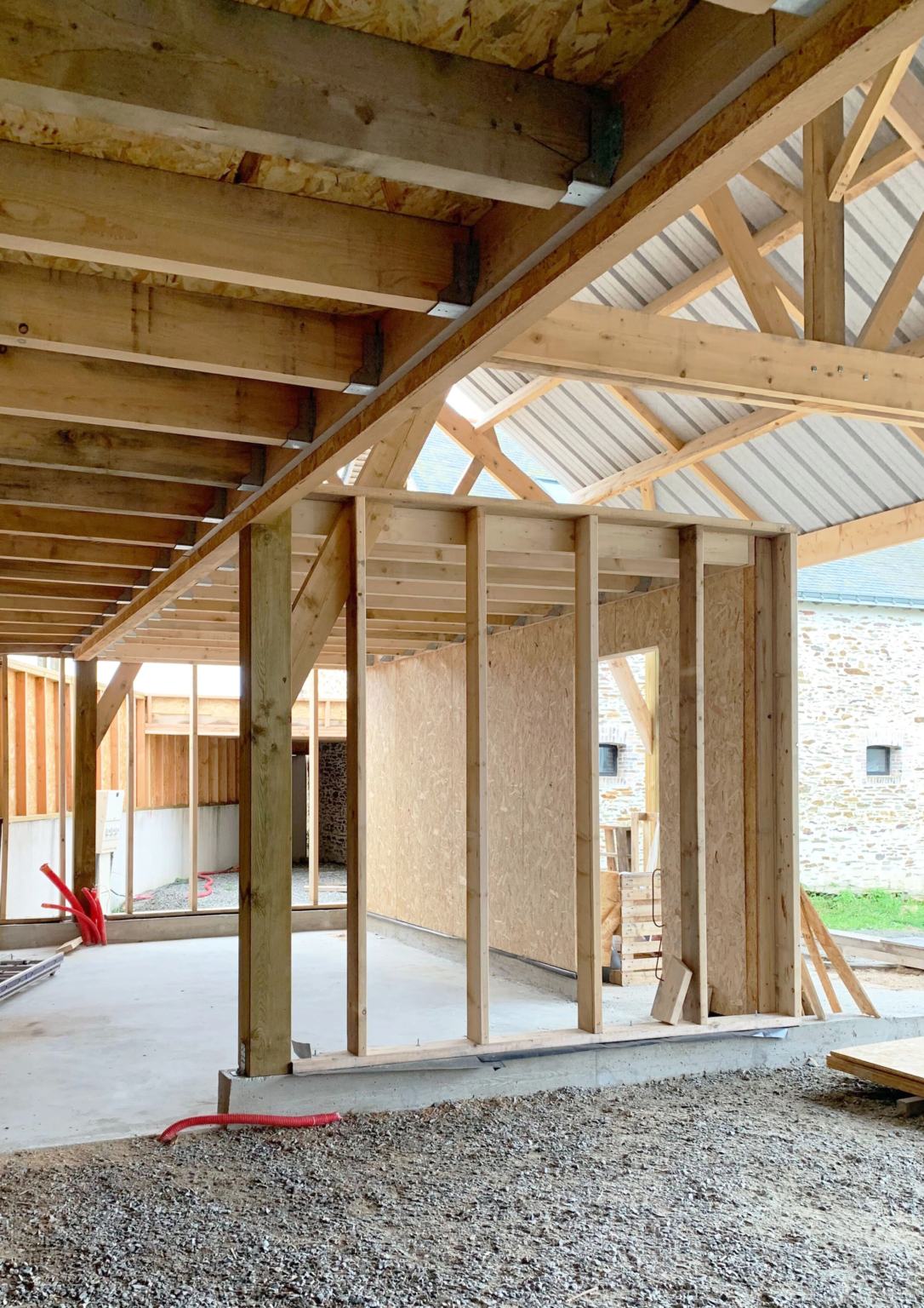 Structure en bois intérieur avec poutres et murs en construction