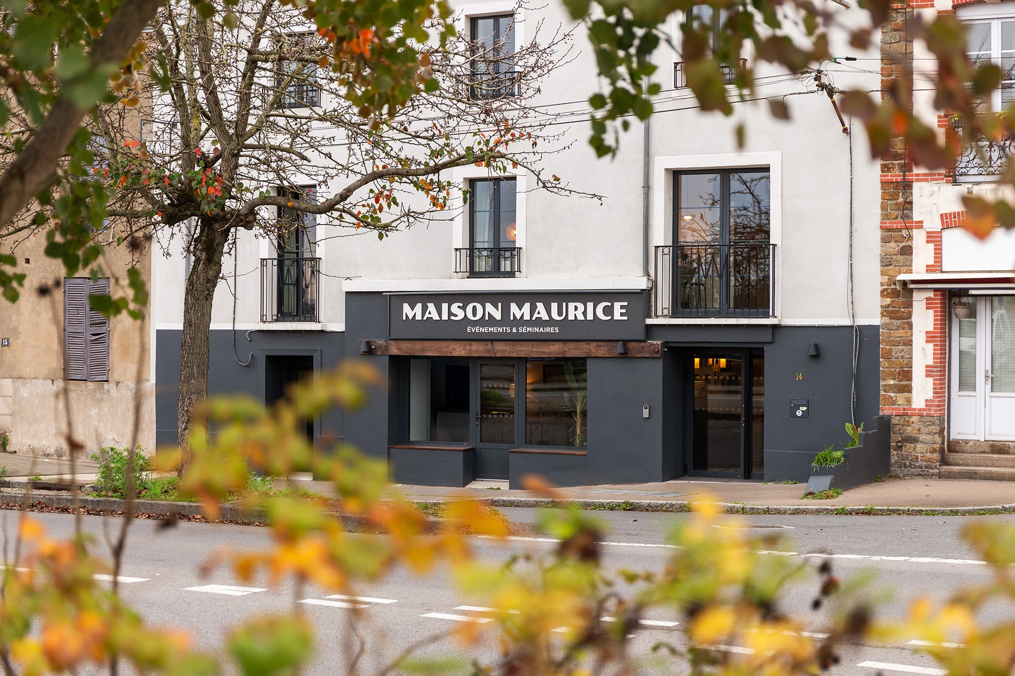Façade de bâtiment avec enseigne Maison Maurice vue depuis la rue