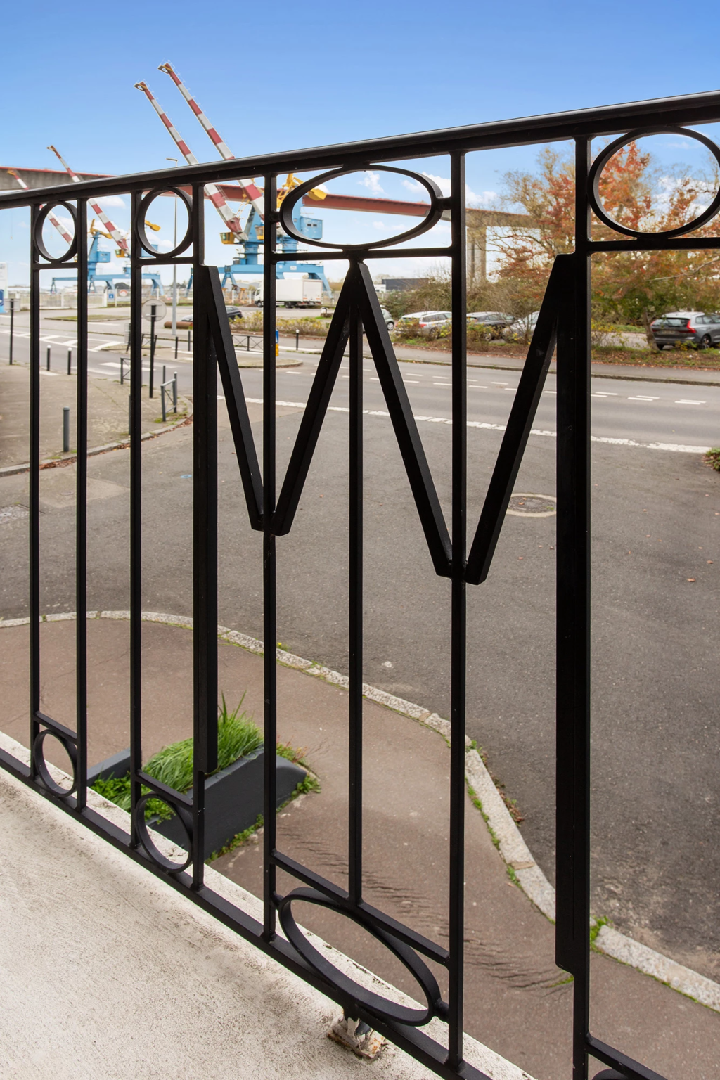 Garde corps métallique noir avec lettres décoratives