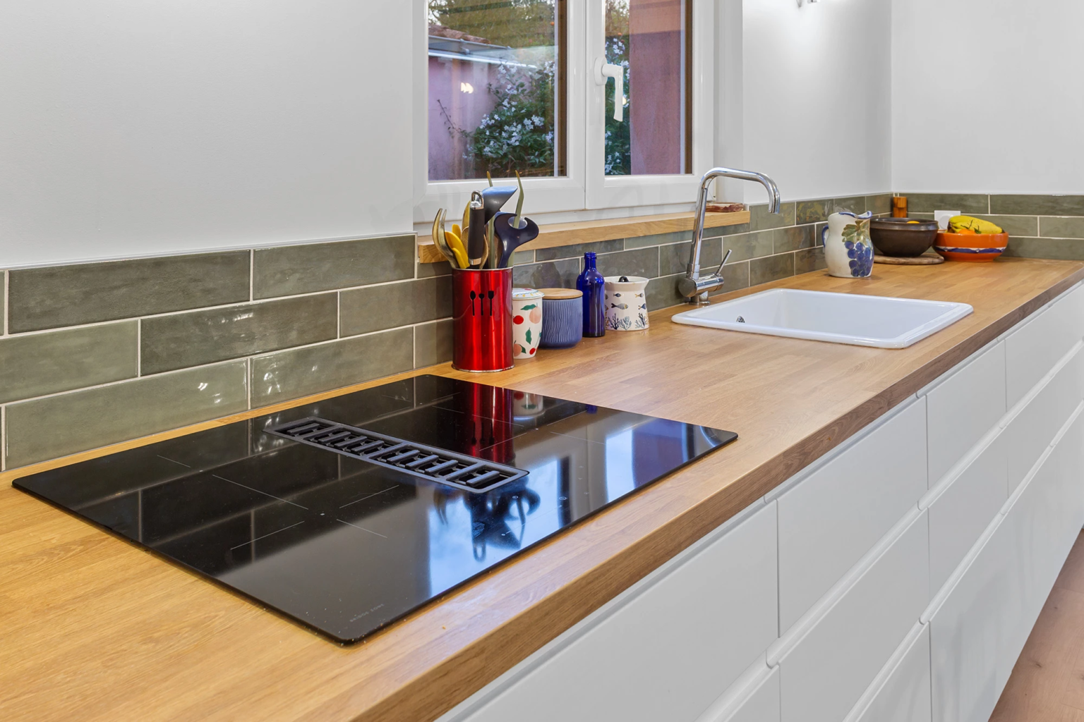 Plan de travail de cuisine avec évier plaque induction et crédence