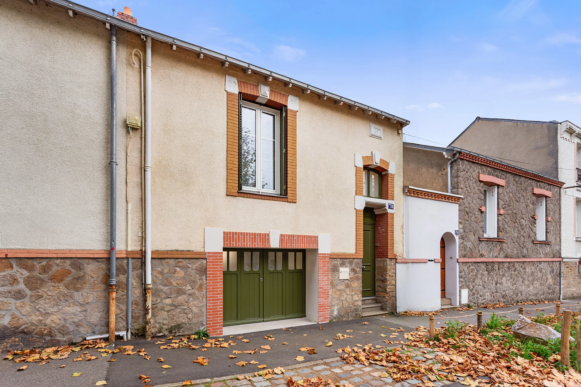 Façade de maison avec pierre et briques apparentes