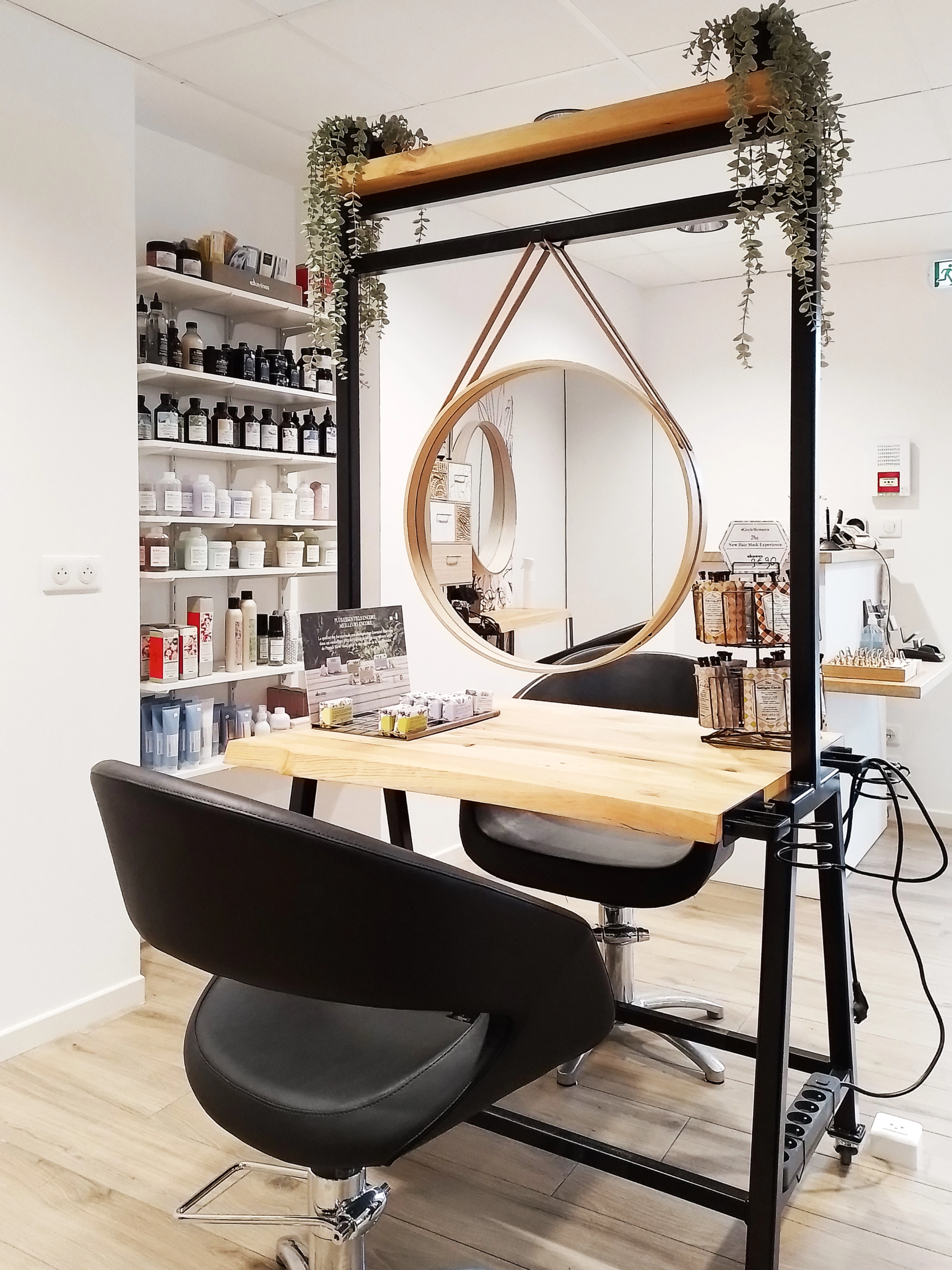 Poste de coiffure avec miroir suspendu table en bois et fauteuil noir