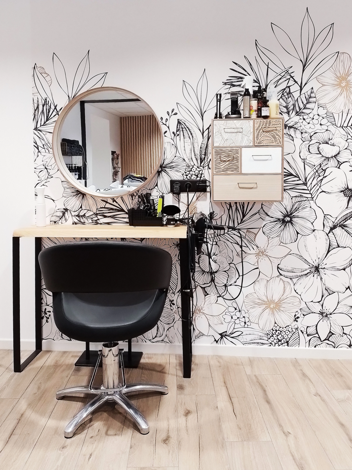 Poste de coiffure avec miroir rond et papier peint floral